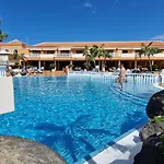 Exclusive Penthouse Playa Vistas 4 Close To The Sea And Beach, Aircondition For A Fee, Wifi, Terrace, Heated Pool Apartament Playa de las Americas (Tenerife)