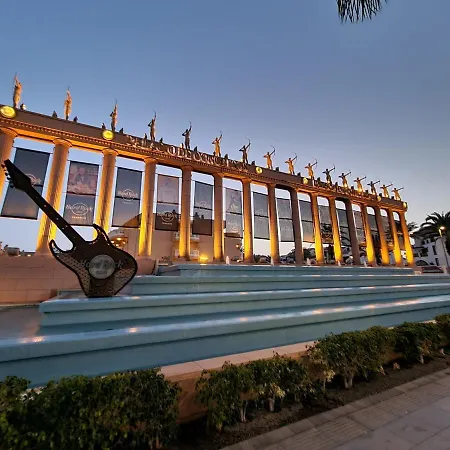 Exclusive Penthouse: Beachfront Oasis With Heated Pool